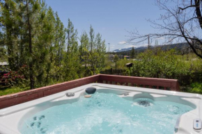Fern Grove - Hot Tub, Pet Friendly, Walk to Lake!
